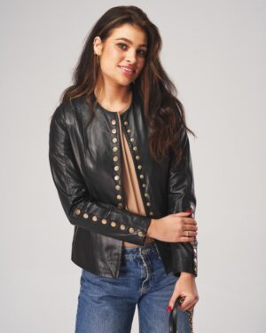 Kurtka skórzana damska w kolorze czarnym z ozdobnymi guzikami i prostym krojem, idealna na zimowe dni