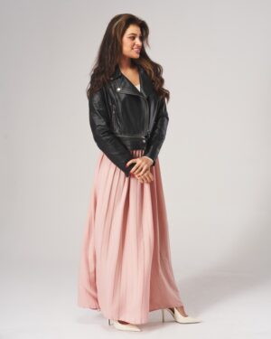 Kurtka skórzana damska w kolorze czarnym, krótka, z asymetrycznym zapięciem i klasycznym kołnierzem