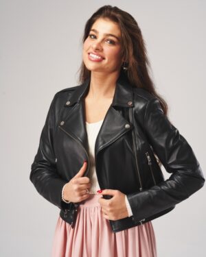 Kurtka skórzana damska w kolorze czarnym z asymetrycznym zamkiem i metalowymi detalami, idealna na zimowe dni