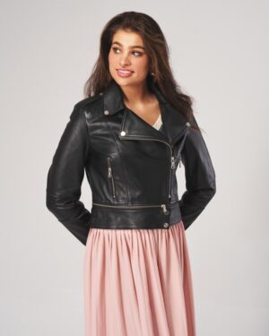 Kurtka skórzana damska w kolorze czarnym z asymetrycznym zapięciem i srebrnymi zamkami, dopasowany krój