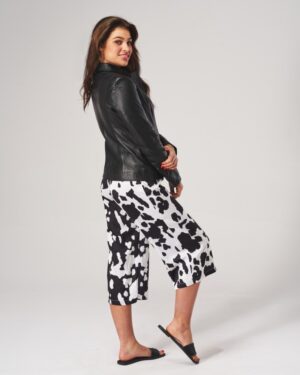 Kurtka skórzana damska w czarnym kolorze, dopasowany krój z kołnierzem i subtelnymi detalami