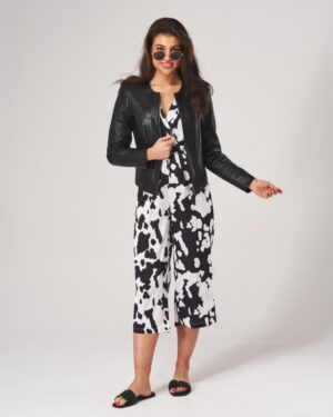 Kurtka skórzana damska w czarnym kolorze z eleganckim krojem i okrągłym kołnierzem, idealna na zimowe dni