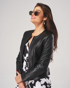 Kurtka skórzana damska w kolorze czarnym z okrągłym dekoltem i dopasowanym krojem