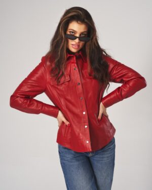 Kurtka skórzana damska w intensywnym czerwonym kolorze z kieszeniami i guzikami, idealna na zimowe dni