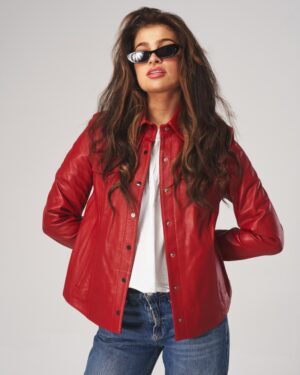 Czerwona kurtka skórzana damska z guzikami, klasyczny krój, idealna na chłodniejsze dni