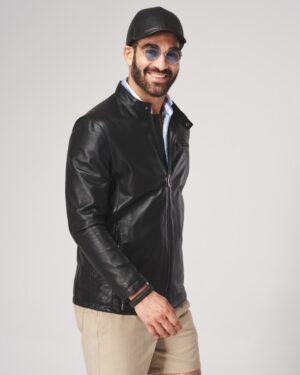 Czarna kurtka skórzana męska z zamkiem, kołnierzem i prostym krojem, idealna na chłodniejsze dni