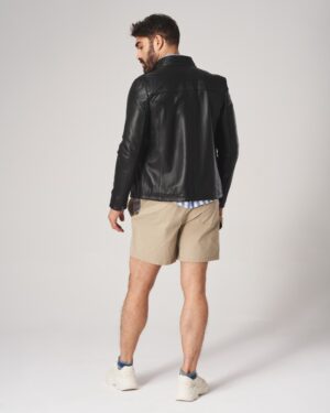 Czarna kurtka skórzana męska z klasycznym kołnierzem i prostym krojem, idealna na chłodniejsze dni