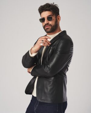 Marynarka skórzana w kolorze czarnym, klasyczny krój z klapami, idealna na zimowe dni