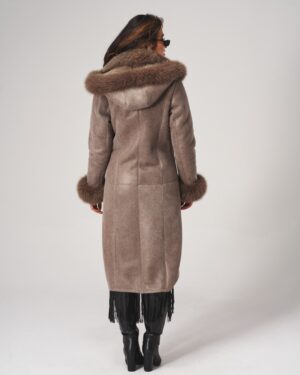 Kożuch damski w odcieniu beżowym z futrzanym kapturem i rękawami, elegancki krój z frędzlami na dole