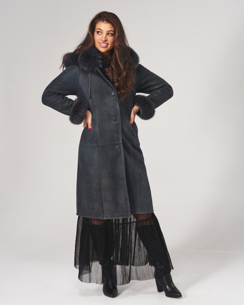 Kożuch damski w kolorze ciemnoszarym z futrzanym kołnierzem i mankietami, zapinany na guziki