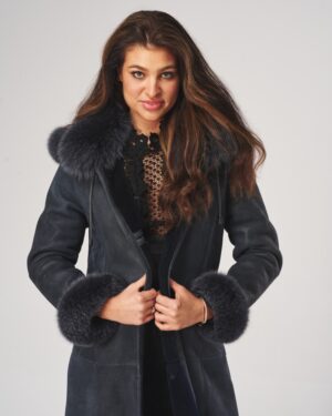 Kożuch damski w kolorze granatowym z futrzanym kołnierzem i mankietami, zapinany na zamek z kapturem