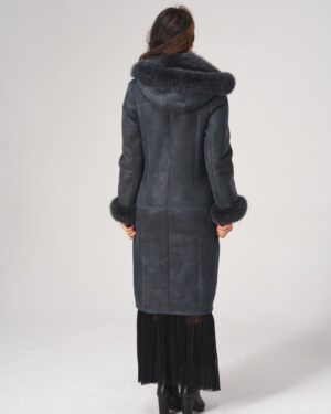 Kożuch damski w ciemnym odcieniu z futrzanym kapturem i mankietami na rękawach