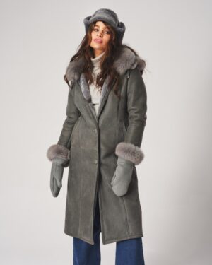 Kożuch damski w kolorze szarym z futrzanym kołnierzem i mankietami, z kieszeniami i zapięciem na guziki