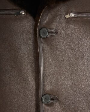 Kożuch męski w ciemnym brązowym kolorze z guzikami i zamkami błyskawicznymi na kieszeniach