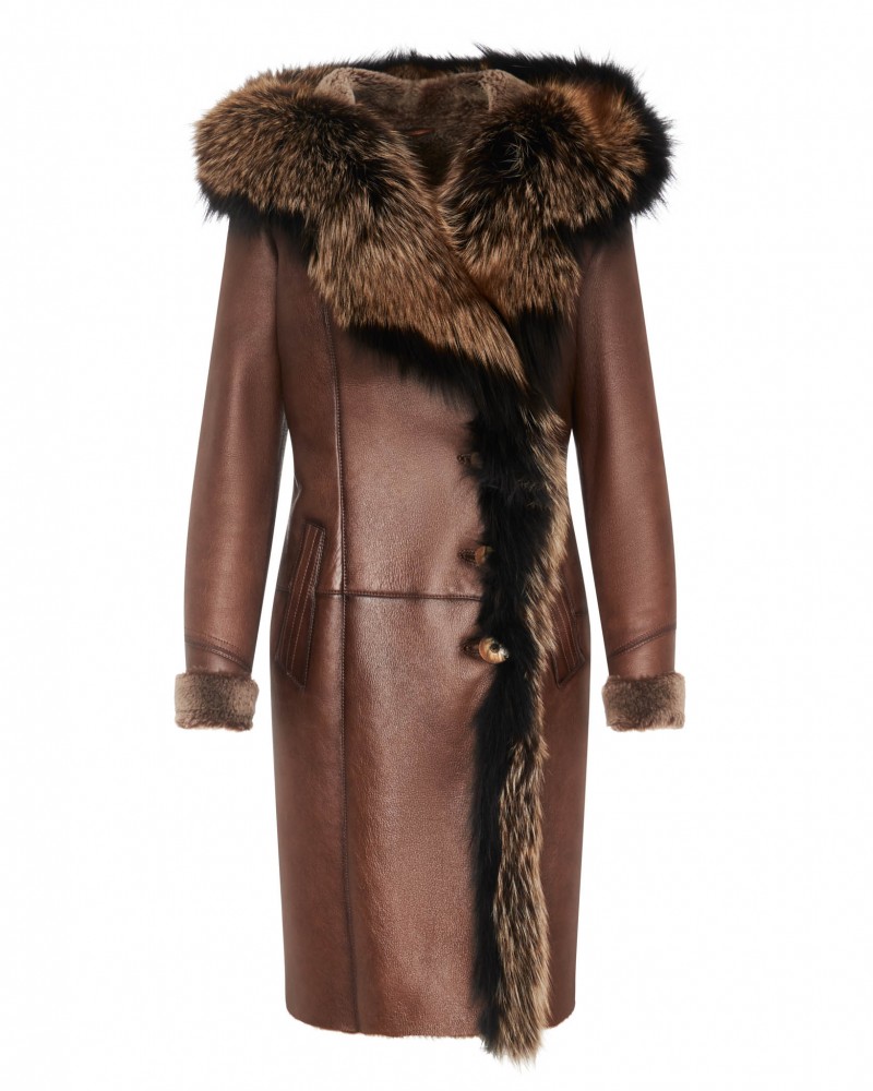Kożuch damski w brązowym kolorze z futrzanym kołnierzem i detalami wzdłuż zapięcia