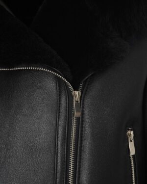 Kożuch damski w kolorze czarnym z zamkiem błyskawicznym i futrzanym kołnierzem