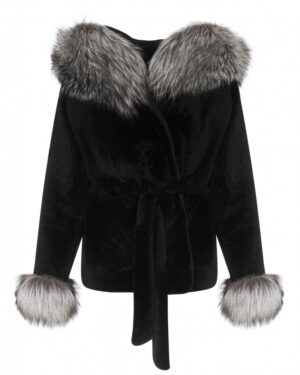 Czarny kożuch damski z szerokim futrzanym kołnierzem i rękawami z futrem, z paskiem w talii