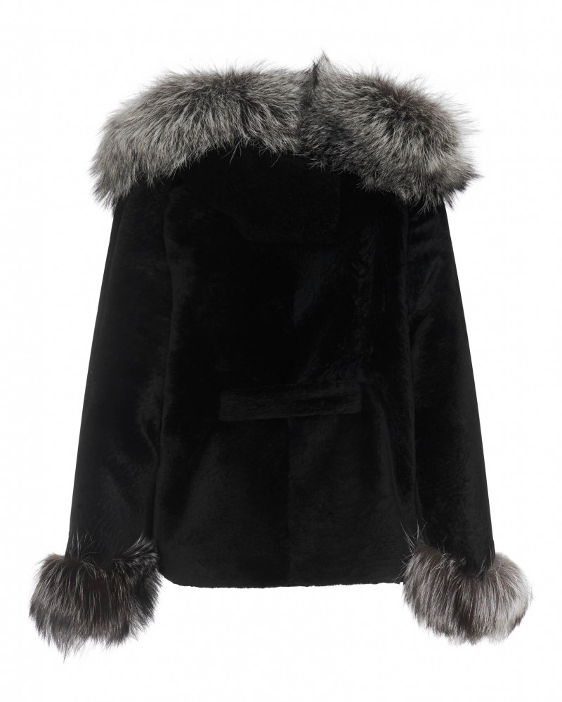 Czarny kożuch damski z futrzanym kołnierzem i mankietami, idealny na zimowe dni