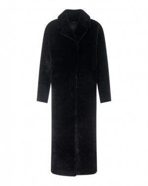 Czarny kożuch damski o prostym kroju z szerokim kołnierzem i długimi rękawami