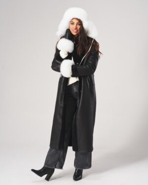 Czarny kożuch damski z białym futrzanym wykończeniem, długim krojem i zapięciem na guziki