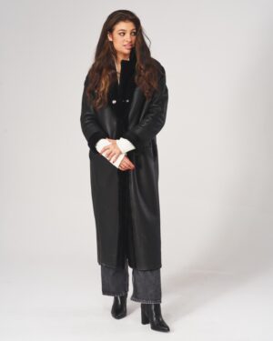 Kożuch damski z kołnierzem, guzikiem i długim krojem idealny na zimowe dni