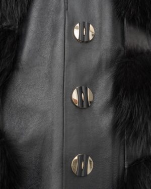 Kamizelka skórzana z futrzanymi detalami i złotymi guzikami, idealna na zimowe dni