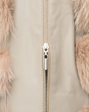 Kamizelka futrzana w jasnym kolorze z futrzanymi detalami po bokach i metalowym zamkiem błyskawicznym