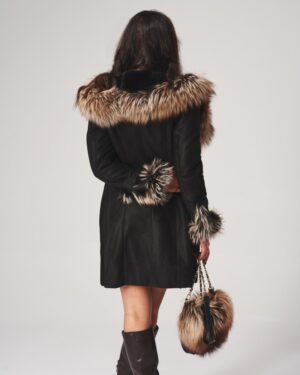 Kożuch damski w czarnym kolorze z futrzanym kołnierzem i mankietami, idealny na zimowe dni