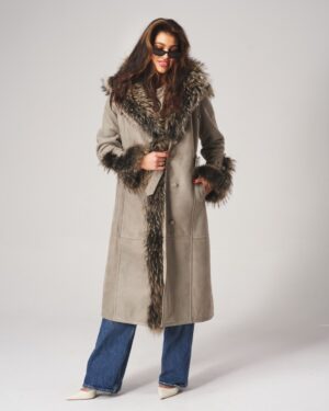 Kożuch damski w kolorze szarym z futrzanym kołnierzem i mankietami, z guzikami i paskiem w talii