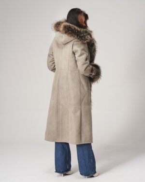 Kożuch damski w jasnym odcieniu z futrzanym kapturem i długim krojem, idealny na zimowe dni