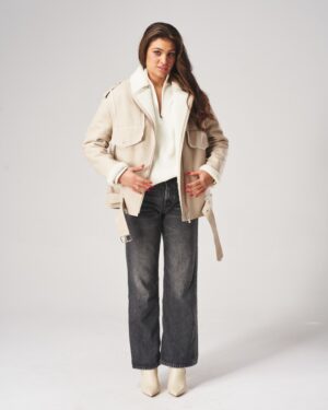 Kożuch damski w beżowym kolorze z kołnierzem futrzanym i kieszeniami na przodzie