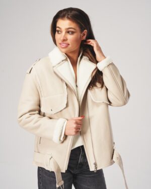 kożuch damski w jasnym odcieniu z futrzanym kołnierzem i dwiema kieszeniami na przodzie