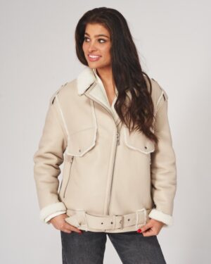 Kożuch damski w kolorze beżowym z kołnierzem i pasek w talii, z dodatkiem futrzanego wykończenia