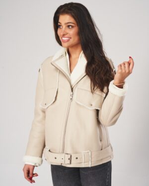 Kożuch damski w jasnym kolorze z futrzanym kołnierzem i paskiem w talii