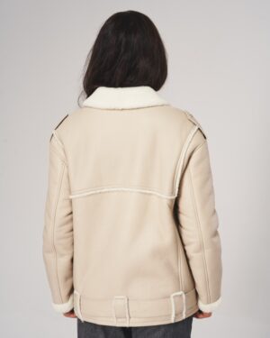 Kożuch damski w jasnym odcieniu z miękkim kołnierzem i ozdobnymi przeszyciami na plecach