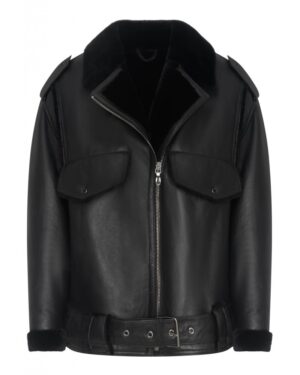 kożuch damski w kolorze czarnym z futrzanym kołnierzem i dwoma kieszeniami z przodu