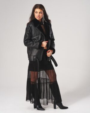 Kożuch damska w kolorze czarnym z futrzanym kołnierzem i zamkiem błyskawicznym, idealna na zimowe dni