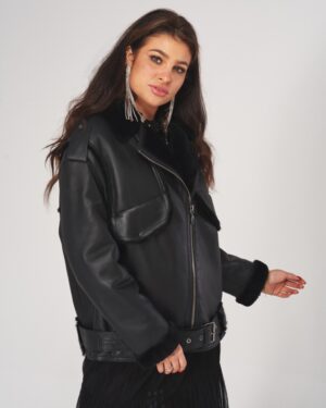 kożuch damski w kolorze czarnym z futrzanym kołnierzem i paskiem w talii, z kieszeniami na przodzie