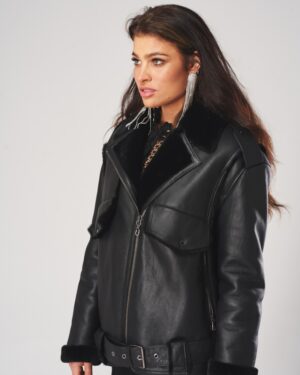 kożuch damski w kolorze czarnym z szerokim kołnierzem, zamkiem i paskiem w talii