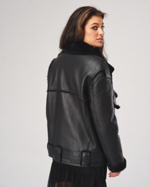 kożuch damski w kolorze czarnym z futrzanym kołnierzem i paskiem w talii