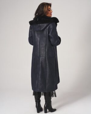 Kożuch damski w ciemnoniebieskim kolorze z kapturem i futrzanym kołnierzem, długim krojem i frędzlami u dołu