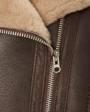 Kożuch damski w brązowym kolorze z miękkim futrem przy kołnierzu i metalowym zamkiem błyskawicznym