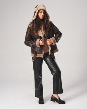 Kożuch damski w brązowym kolorze z futrzanym wykończeniem i zapięciem na suwak oraz pasek w talii