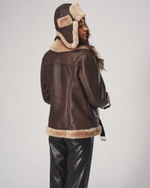 Kożuch damski z futrzanym kołnierzem i czapką, idealna na zimowe dni