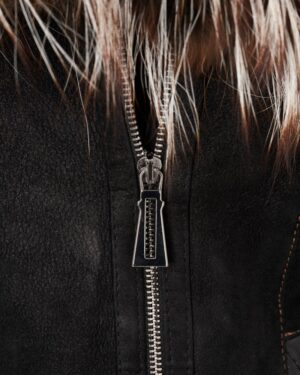 Kożuch damski z metalowym zamkiem i delikatnym kołnierzem, idealna na zimowe dni