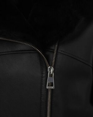 Kożuch damski w kolorze czarnym z futrzanym kołnierzem i metalowym zamkiem błyskawicznym