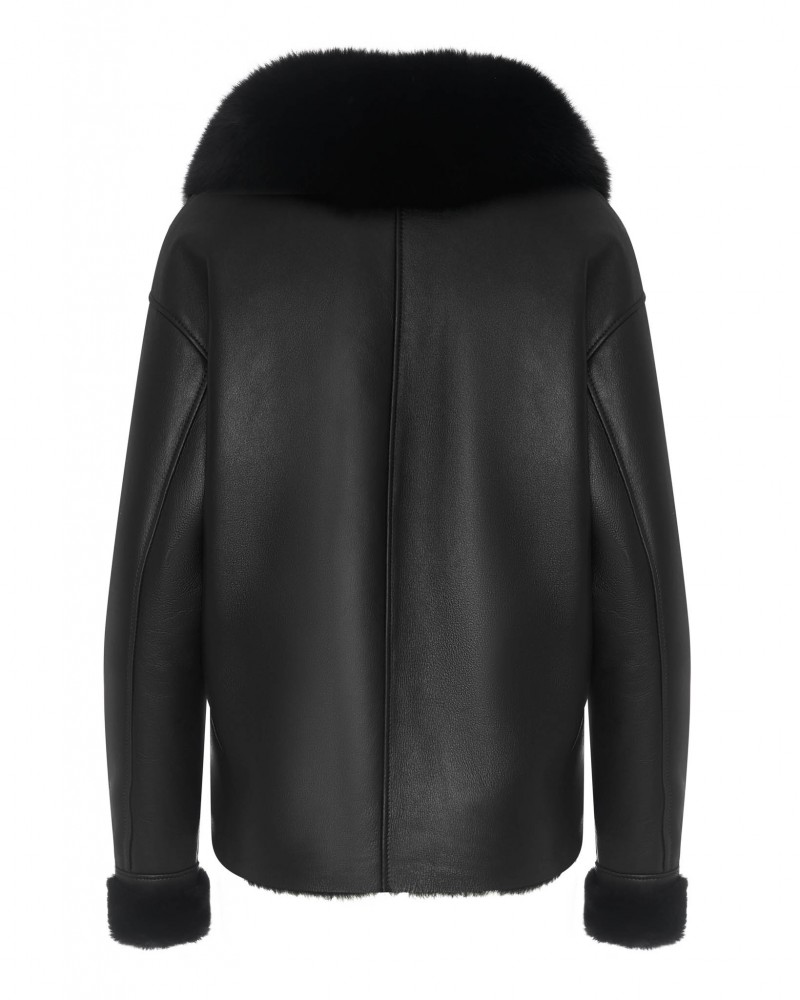 Kożuch damski w kolorze czarnym z futrzanym kołnierzem i mankietami, luźny krój i minimalistyczny design