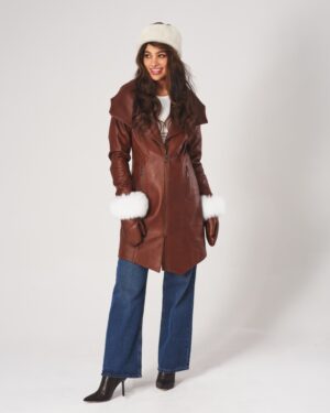 Płaszcz skórzany damski w brązowym kolorze z szerokim kołnierzem i futrzanymi mankietami