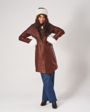 Płaszcz skórzany damski w kolorze brązowym z szerokim kołnierzem i futrzanymi mankietami