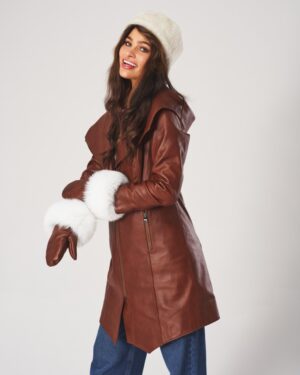 Płaszcz skórzany damski w kolorze brązowym z szerokim kołnierzem i futrzanymi mankietami